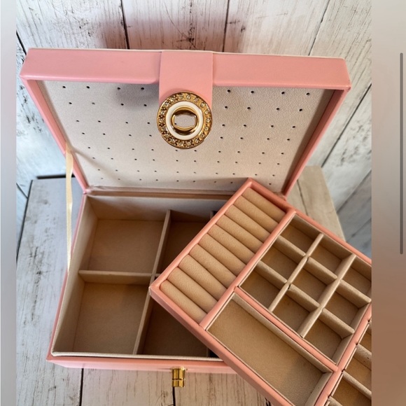 Other - ‼️Sale‼️Beautiful pink Jewelry box. Organizer. No name brand.